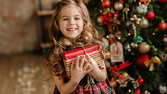 Obrázok Vianočné darčeky a deti: Nemusia dostať všetko a hneď, doprajte im radosť z čakania a nebojte sa aj nedať