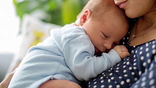 Obrázok Navonok banálna, ale neľahká situácia: Keď sa bábätko rozplače na rukách starej mame alebo kamarátke, čo robiť?