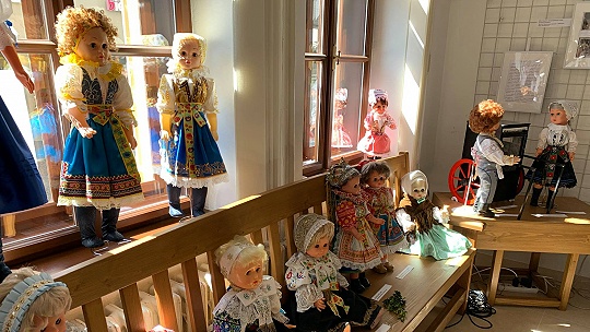 Obrázok Výstava Báby a ich háby v Žiline ukazuje krojované bábiky aj svadobné vence
