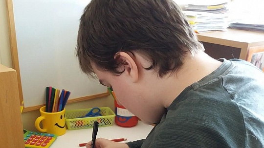 Obrázok Trinásťročný Denis je autista, maľuje spamäti hrady a kostoly. Bude mať svoju prvú výstavu