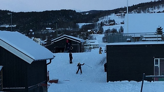 Obrázok Futbal na snehu alebo lyžovačka priamo na školskom dvore. Takto vyzerajú prestávky v nórskych školách