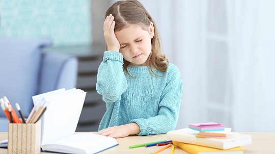 Obrázok Prečo deti bolí hlava? Najčastejšie za to môže krčná chrbtica. Kedy spozornieť?