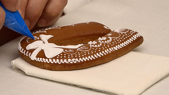 Obrázok Recept na cukrovú polevu a tipy a triky na „čipkované“ zdobenie medovníkovej kráľovnej Márie Murárikovej