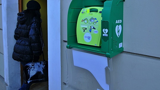 Obrázok Popradská ZŠ na Komenského ulici má ako prvá na Slovensku verejný defibrilátor