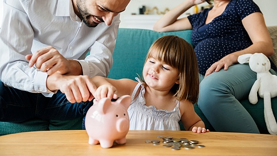 Obrázok Peniaze odkladá deťom väčšina rodičov, no stále prevládajú málo ziskové sporiace a bežné účty
