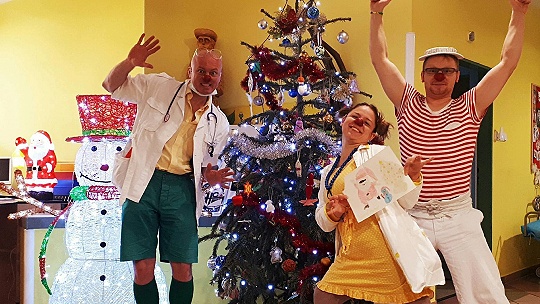 Obrázok Veselí zdravotní klauni potešia deti, ktoré strávia Vianoce v nemocniciach