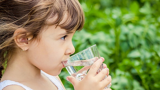 Obrázok Takmer polovica Slovákov podceňuje pitný režim detí, vraj stačí liter denne