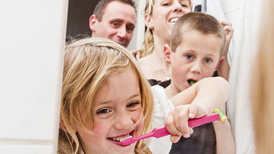 Obrázok Aj desaťročným deťom niekedy treba pri čistení zubov pomáhať, upozorňuje odborník. 9 rád pre správne čistenie