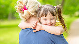 Toto VIDEO dvoch malých sestier vás dojme. Láska nemá predsudky