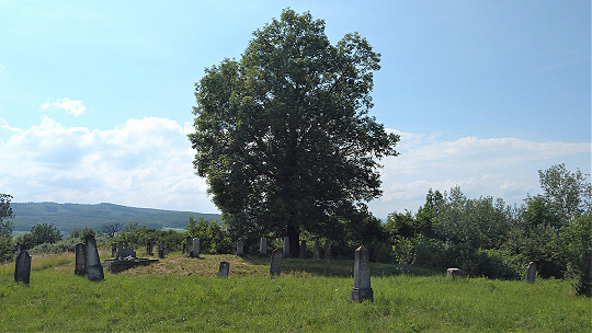 Obrázok Tip na výlet Spomienky na Bitku pri Rozhanovciach: Hrádok na cintoríne a rozhľadňa s krásnymi výhľadmi