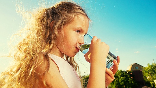 Obrázok Počas horúčav je dobré vypiť 1,5 až 3 litre vody, deťom ju treba ponúkať