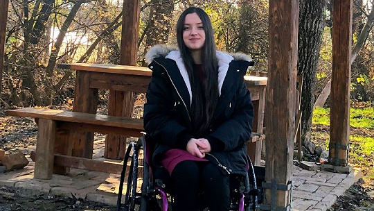 Obrázok Stredoškoláčka Lucia a jej život na invalidnom vozíku: „Úsmev jej nechýba ani v ťažkých časoch, ktoré zažívame teraz,“ vraví jej mama