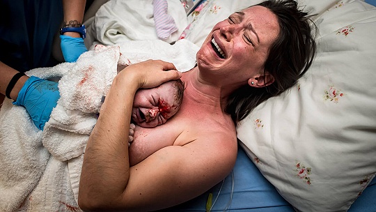 Obrázok Takto vyzerajú chvíle po pôrode! Krásne i drsné fotografie plné silných emócií