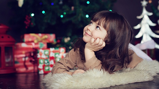 Obrázok Dokedy má dieťa veriť, že darčeky nosí Ježiško? Povedať pravdu už predškolákovi? Čo radia psychologičky