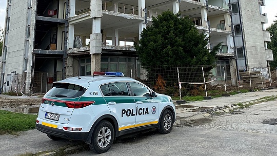 Obrázok Polícia vo Vrbovom zabránila žene skočiť spolu s dieťaťom z vysokej budovy