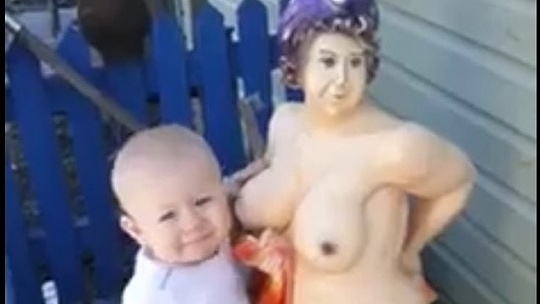 Obrázok Netečie a netečie... VIDEO chlapčeka, ktorý sa nechal nalákať figurínou vyvoláva úsmev i ľútosť