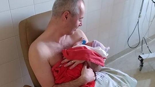 Obrázok Úžasné! Keď nemôže mamička, v nemocnici dajú novorodeniatko na hruď otecka
