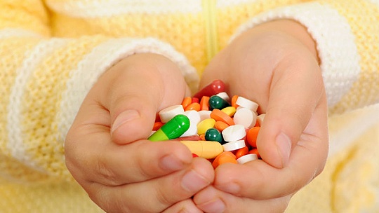 Obrázok Rozlomíme napoly a hotovo? Aké chyby robia rodičia najčastejšie, keď deťom dávajú lieky určené pre dospelých?