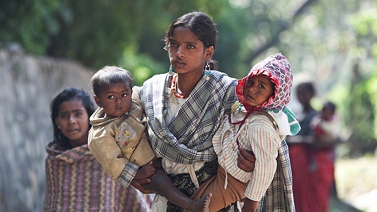 Obrázok Neľútostná tradícia v Nepále. Žena nesmela opustiť menštruačnú chatrč, udusila sa aj s deťmi