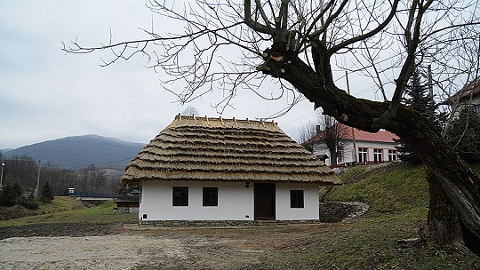 Obrázok Najvýchodnejšia slovenská dedina, ako ju poznajú len pamätníci. Život bez elektriny či asfaltky ukazuje kniha vzácnych fotografií