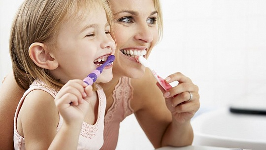 Obrázok Medzizubná kefka, zubná kefka, ústna sprcha? Aký je správny postup pri čistení zubov? 