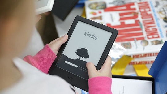 Obrázok Kindlotéka od Amazonu je už v desiatich školách. Žiaci si v čitateľskom kútiku môžu čítať aj e-knihy