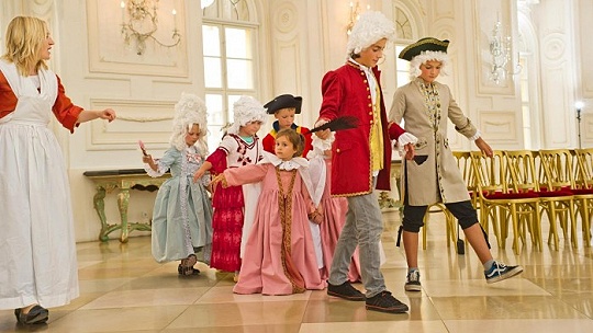 Obrázok Slovenský deň na rakúskom zámku Schloss Hof. Prehliadky v slovenčine, deti sa prezlečú do barokových kostýmov