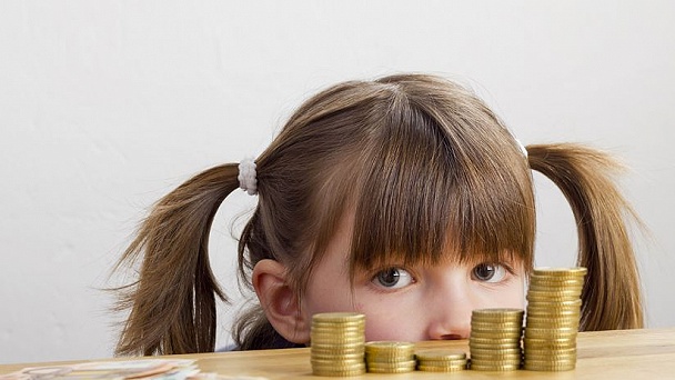 Štát vyplatí viac peňazí rodičom i deťom. Aké dávky sa zvyšujú a o koľko?