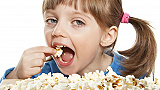 Aj vaše deti milujú popcorn? Môžete im ho dopriať, v jednej veci dokonca konkuruje ovociu a zelenine!