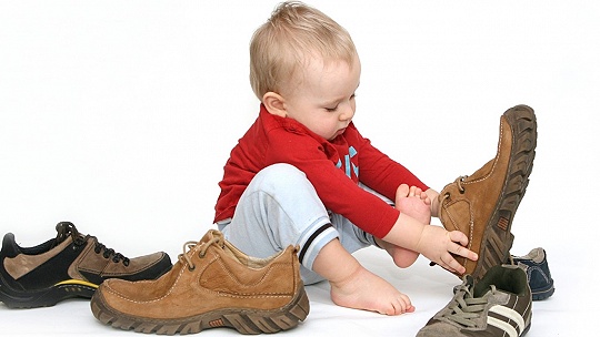Obrázok Má malé dieťa chodiť naboso, v ponožkách či papučkách? Čo je najlepšie pre detskú nôžku, vysvetľuje fyzioterapeutka
