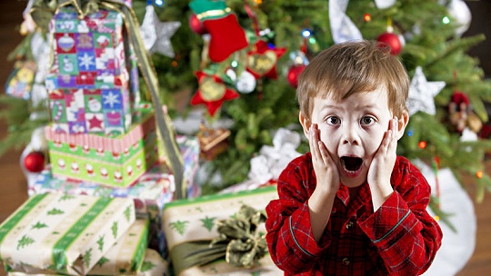 Obrázok Nechajte deti na darčeky čakať a nebojte sa ich sklamania, ak si pod stromčekom vytúženú hračku nenájdu