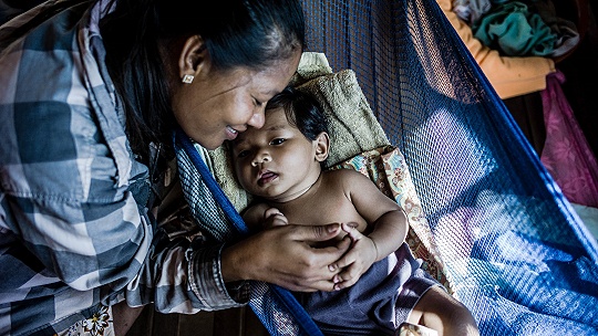 Obrázok Žena na fotografii má HIV. Jej dieťa od vírusu ochránili Slováci z organizácie Magna