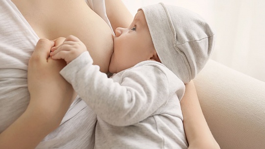 Obrázok „Ak žena dojčí na verejnosti, nerobí to preto, že sa chce odhaľovať. Len kŕmi svoje dieťa,“ vraví laktačná poradkyňa
