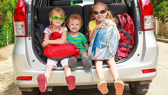 Obrázok Treba natierať deti opaľovacím krémom aj v aute a ako ho vychladiť bez klimatizácie? 10 zásad cestovania v horúčavách