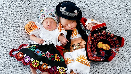Obrázok Monika Klučiarová fotografuje krojované bábätká: „Vraciame sa ku svojim koreňom.“