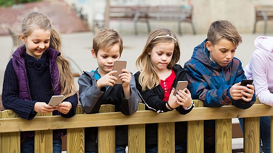 Obrázok FOMO Epidémia: Ako udržať vašich teenagerov mimo pascí sociálnych sietí?