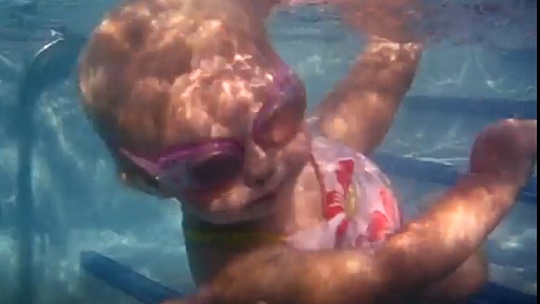 Obrázok VIDEO Neuveriteľné schopnosti malej plavkyne. 16-mesačná Elizabeth ukazuje, ako sa neutopiť v bazéne