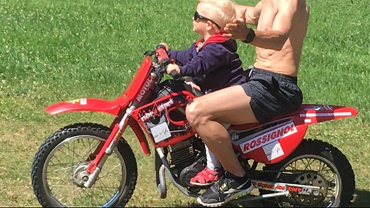 Obrázok VIDEO Takmer ako Valentino Rossi. Dvojročný chlapec riadenie motorky miluje