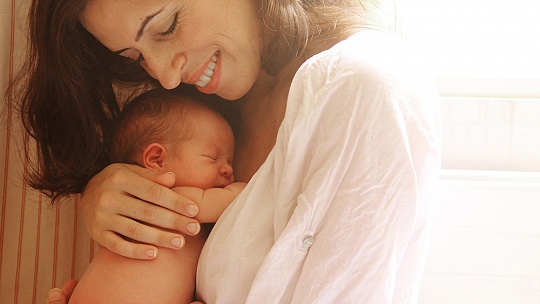 Obrázok Čistá láska, nič len láska... Nádherné video bábätka v matkinom náručí