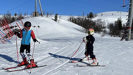 Obrázok Aké vysoké majú byť lyže, na čo dbať pri výbere lyžiarok či prilby. Všetko, čo potrebujete vedieť o lyžovačke s deťmi