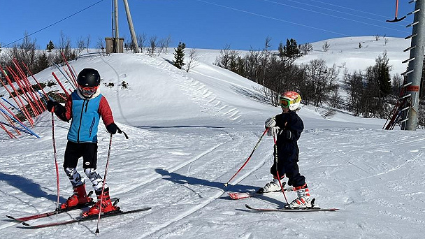 Aké vysoké majú byť lyže, na čo dbať pri výbere lyžiarok či prilby. Všetko, čo potrebujete vedieť o lyžovačke s deťmi