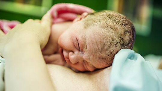Obrázok S bábätkom koža na kožu aj po cisárskom reze. Bonding umožňuje ďalšia naša pôrodnica