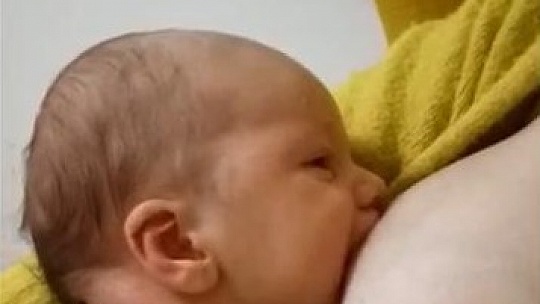 Obrázok Takto vyzerá priam dokonalé dojčenie. VIDEO, ktoré pomôže mamičkám a poteší všetkých
