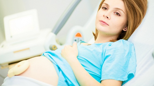 Obrázok „Zahoďte to rúško, dusíte svoje nenarodené dieťa!“ Uznávaný lekár vyvracia hoax pôrodnej asistentky