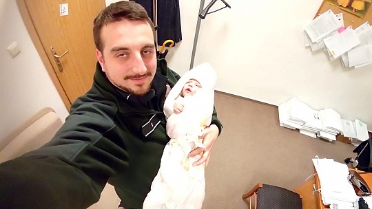 Obrázok Policajt Kristián zachránil bábätko z brloha bezdomovcov
