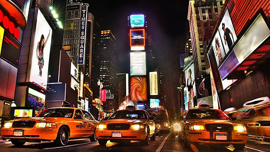 Obrázok Wau!!! Naozaj nezvyčajná reklama na newyorskom Times Square, ale paráda! Pozrite sami