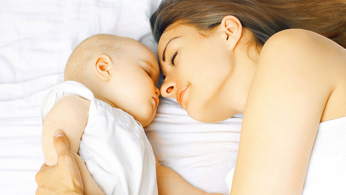Целую маму спящую. Малыш и мама. Мама и спящий ребенок. Спящий малыш и мама.