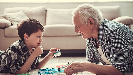 Obrázok „Opýtaj sa dedka.“ Nová hra pomôže školákom pochopiť dejepis cez spomienky blízkych