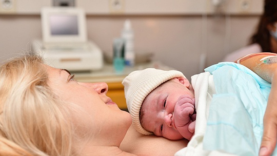 Obrázok „Len v bdelom stave...“ Spoločné spanie matky s bábätkom sa nemocnice nechystajú podporiť