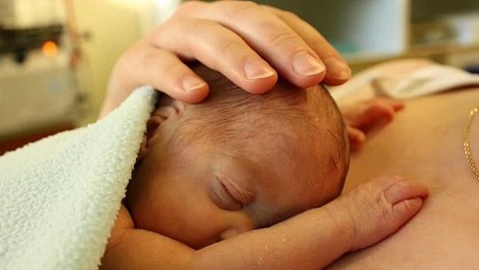 Obrázok Prevratné odporúčanie Svetovej zdravotníckej organizácie: Predčasne narodené bábätká nepatria do inkubátora, ale na hruď matky